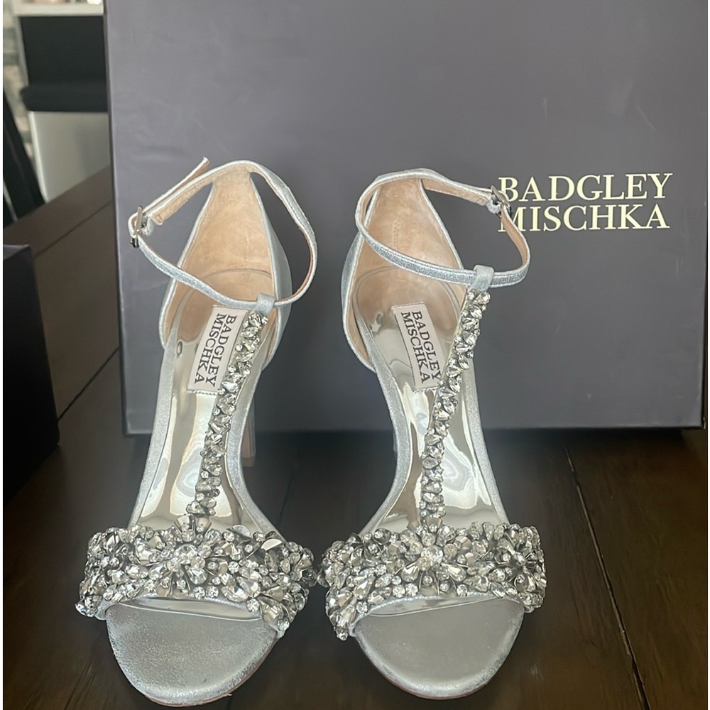 Sandals used like new. Brand Badgley Mischka.